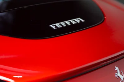 Isère : Une Ferrari termine à la verticale dans un buisson après avoir grillé plusieurs feux
