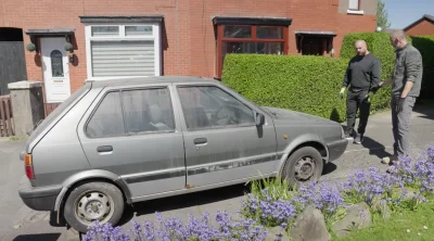 Il achète une Nissan Micra K10 en 1989 et décède en 1990, sa famille a conservé sa voiture dans le garage
