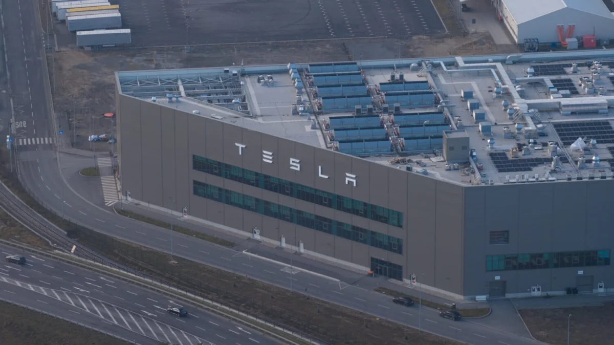 Pour lutter contre l'absentéisme, Tesla offre jusqu'à 2000 euros de prime à ses employés