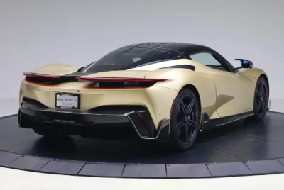 Cette Pininfarina Battista de 1900 ch or et noir créée sur mesure se vend 861.000 euros