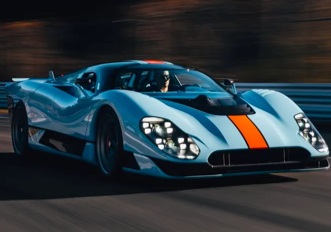 Cette J9 a tout d'une Porsche et un V10 atmosphérique