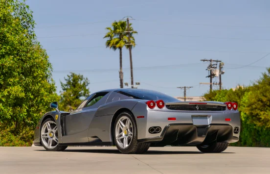 Cette Ferrari Enzo est la seule de cette couleur et elle a été vendue aux enchères 8,7 millions d'euros
