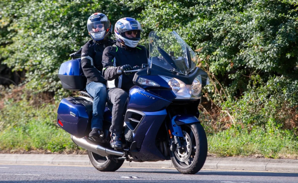 Que signifie vraiment l'expression "sac de sable" chez les motards ?