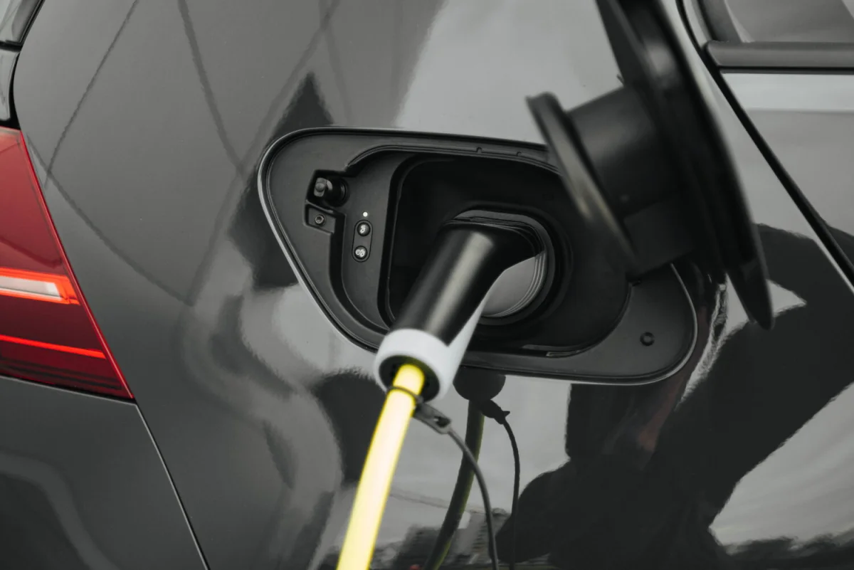 Hybrides rechargeables : pourquoi leurs émissions polluantes officielles ne veulent pas dire grand-chose ?