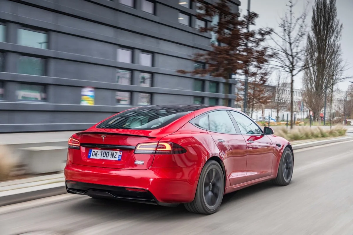 Il achète une Tesla d'occasion… puis découvre que l'ancien propriétaire contrôle encore sa voiture