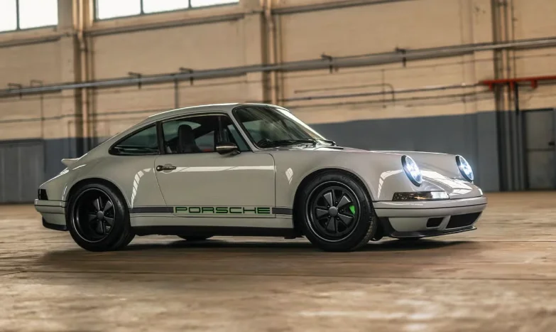 Ce restomod de Porsche 911 de Theon Design donne à cette GT3 moderne une allure imposante