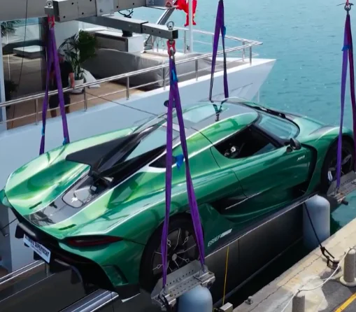Monao : Une Koenigsegg Jesko et une F1 Audi arrivent sur un yacht de plusieurs millions d'euros