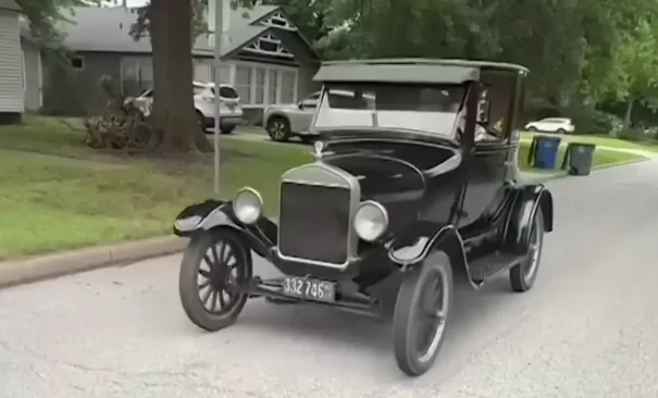 Oklahoma : Un centenaire conduit sa Ford Model T datant de son année de naissance, 1926