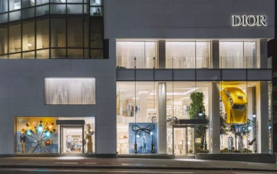 États-Unis : Des voitures dans des positions improbables envahissent les vitrines de Dior