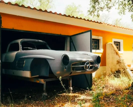 Cachée au Portugal depuis près de 30 ans, cette Mercedes-Benz 300 SL Gullwing de 1955 pourrait valoir 2 millions d’euros