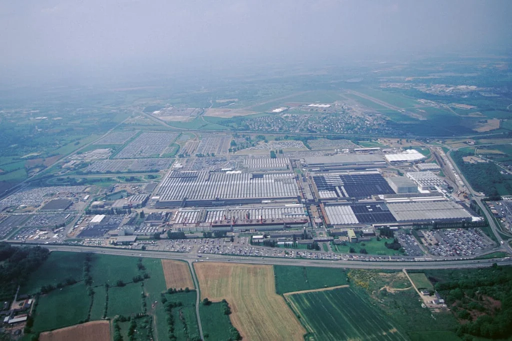 "Des investissements importants et aucune fermeture d'usine" : le patron de Stellantis rassure la France