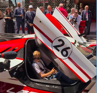 Monaco : Tour d'honneur en Laffitte LM1 sur le circuit du Grand Prix pour le Prince Jacques et son père
