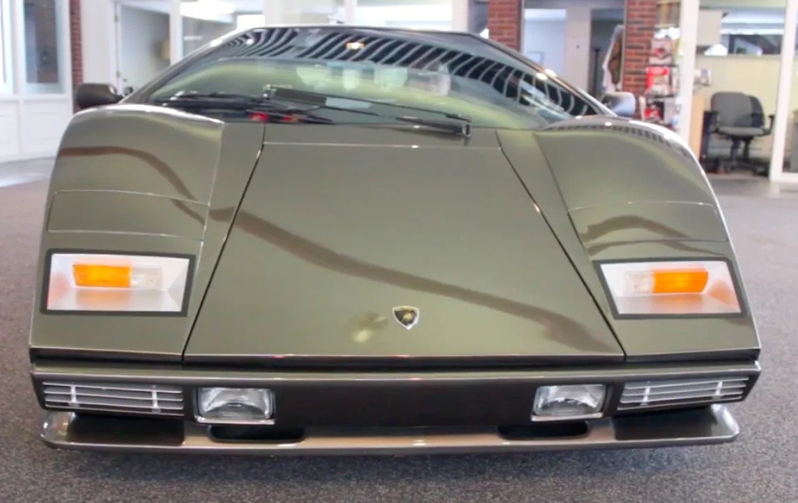 Wisconsin : Sa réplique d'une Lamborghini Countach lui a pris 17 ans, il doit percer un trou dans le mur pour la sortir