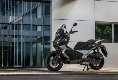 Moins cher qu'un 125 et accessible avec un permis A2 : ce scooter tout-terrain casse les codes
