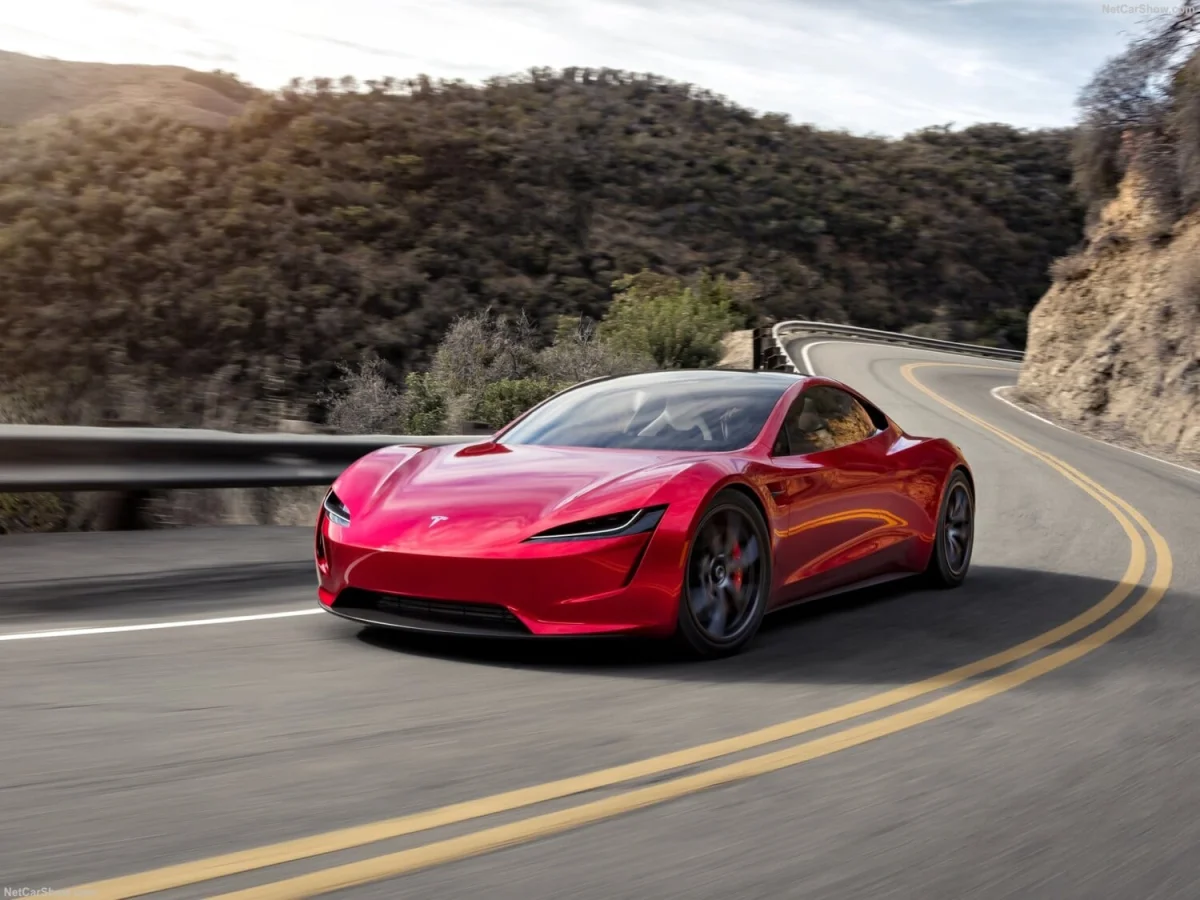 Tesla Roadster : il va falloir patienter un peu plus