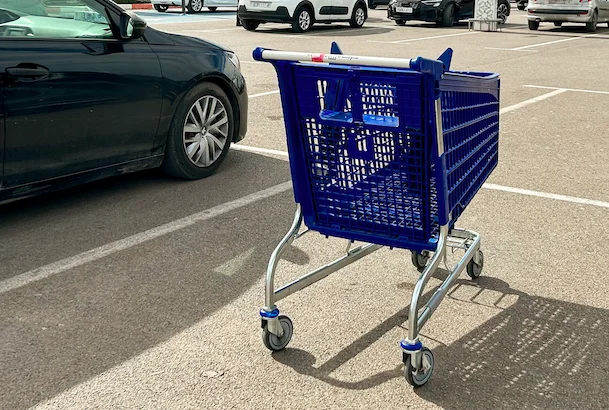 Pyrénées-Orientales : Un automobiliste se sert d'un caddie comme d'une remorque et fait le buzz