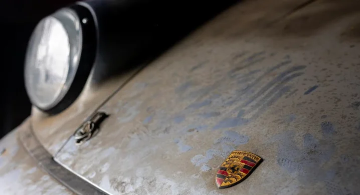 Cette Porsche 911 Carrera RSR 3.8 Strassenversion prend la poussière et ça lui donne encore plus de valeur