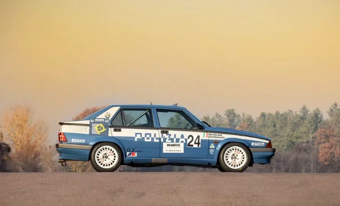 Italie : La mythique Alfa 75 de l'équipe officielle de rallye de la police est en vente pour 145.000 euros