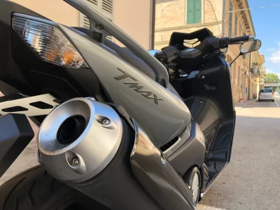 25 ans après son lancement, le Yamaha TMAX franchit les 100 000 ventes et reste le roi des maxi-scooters