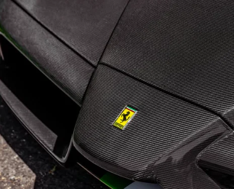Cette Ferrari Enzo en fibre de carbone apparente est l'une des trois seules existantes