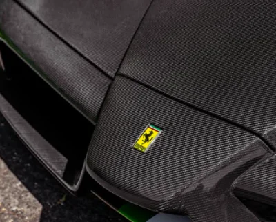 Cette Ferrari Enzo en fibre de carbone apparente est l'une des trois seules existantes