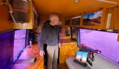 À 82 ans, cet Américain vit dans son van 2003 Mercedes-Benz Sprinter particulièrement bien aménagé