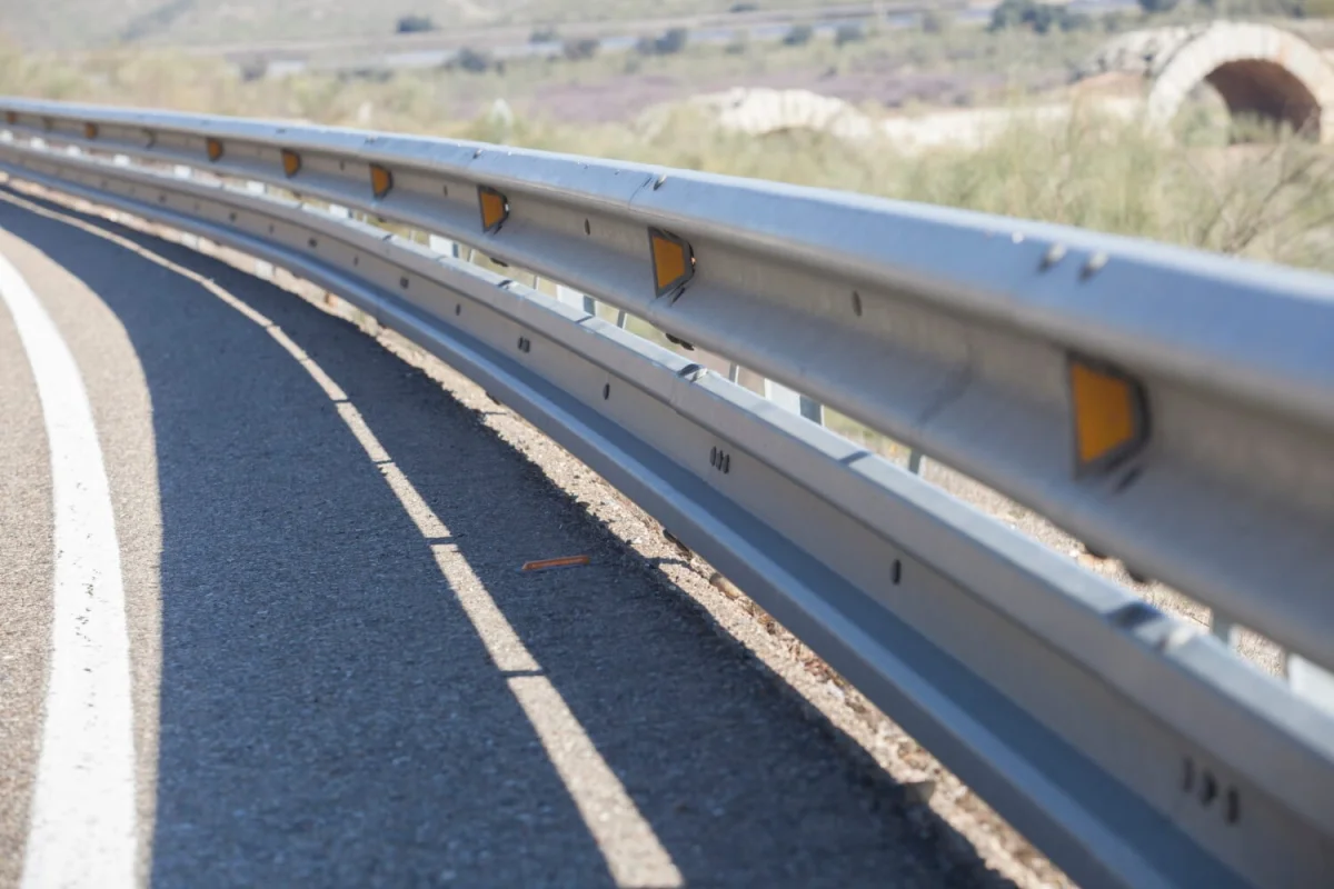 Pourquoi le béton remplace progressivement les glissières métalliques sur certaines routes ?