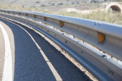 Pourquoi le béton remplace progressivement les glissières métalliques sur certaines routes ?