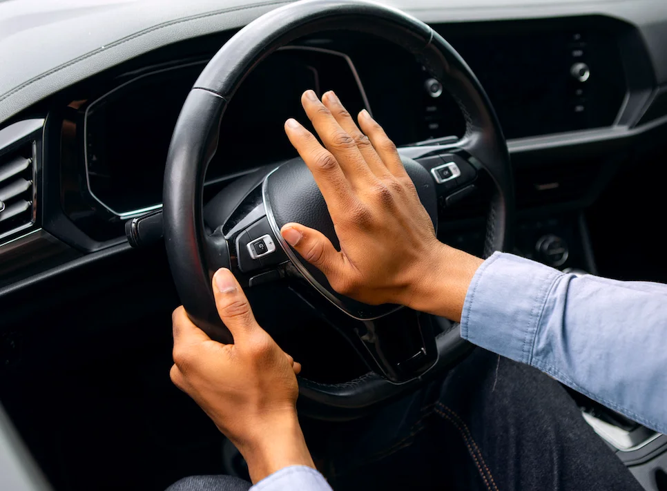 Caen : Un automobiliste klaxonne derrière lui, il se venge en le poursuivant puis le renverse