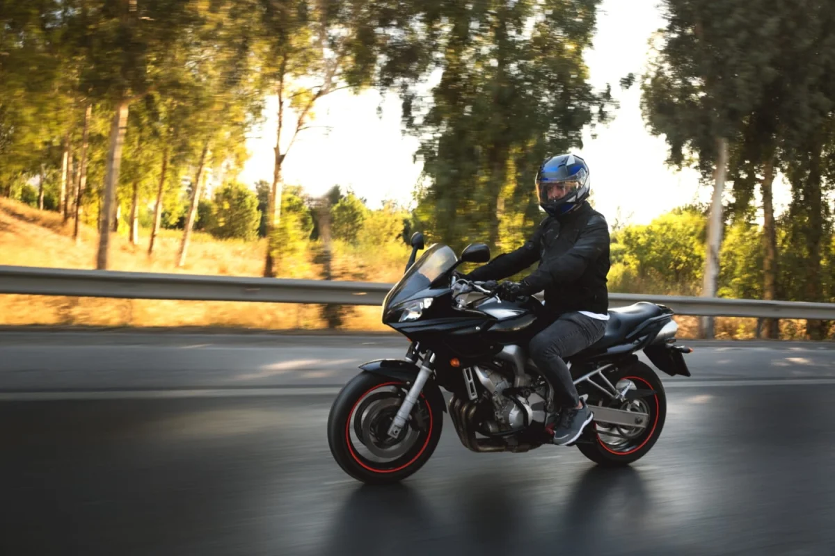 De nombreux motards le font sans y penser, pourtant leur boîte de vitesses n'apprécie pas