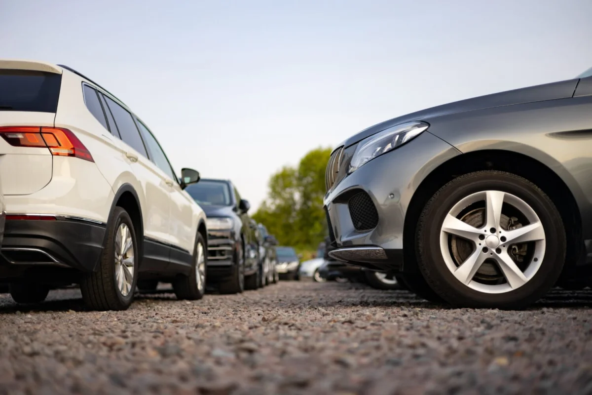 Elle rend sa voiture de location, puis reçoit une facture de 1 700 € une heure plus tard