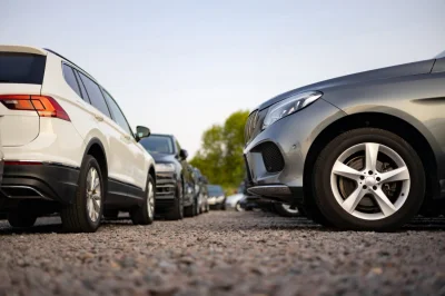 Elle rend sa voiture de location, puis reçoit une facture de 1 700 € une heure plus tard