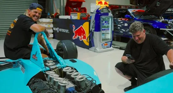 Nouvelle-Zélande : Ce pilote espère transformer une F1 des années 80 en voiture de drift à moteur rotatif