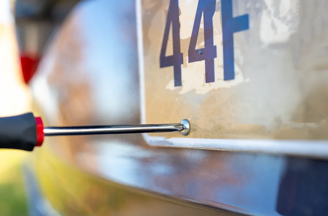 Besançon : Une voiture volée retrouvée en analysant la plaque d'immatriculation recouverte de scotch