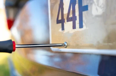 Besançon : Une voiture volée retrouvée en analysant la plaque d'immatriculation recouverte de scotch