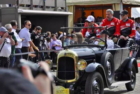 Il participe à sa 30e parade des 24H du Mans à bord de sa Torpédo B12 de collection