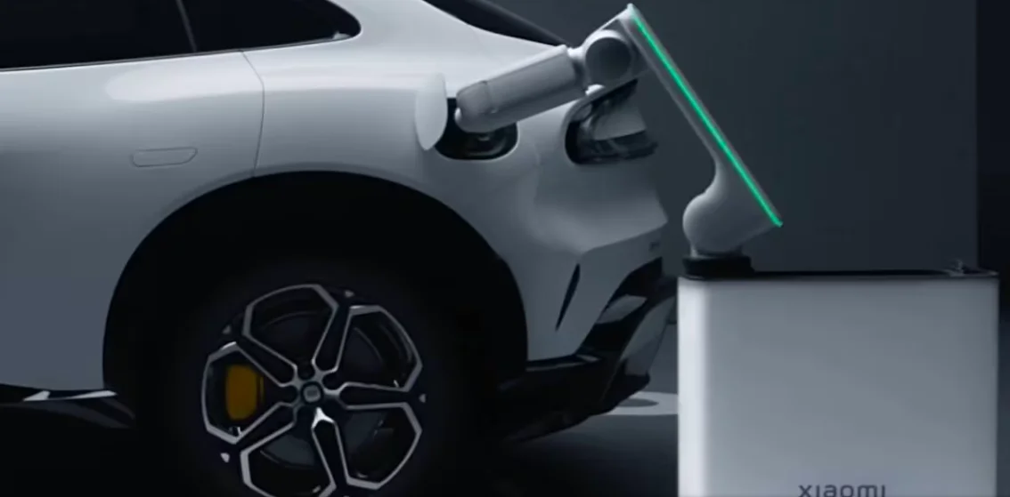 Ce bras robotique de Xiaomi branche votre voiture électrique sans que vous ne bougiez