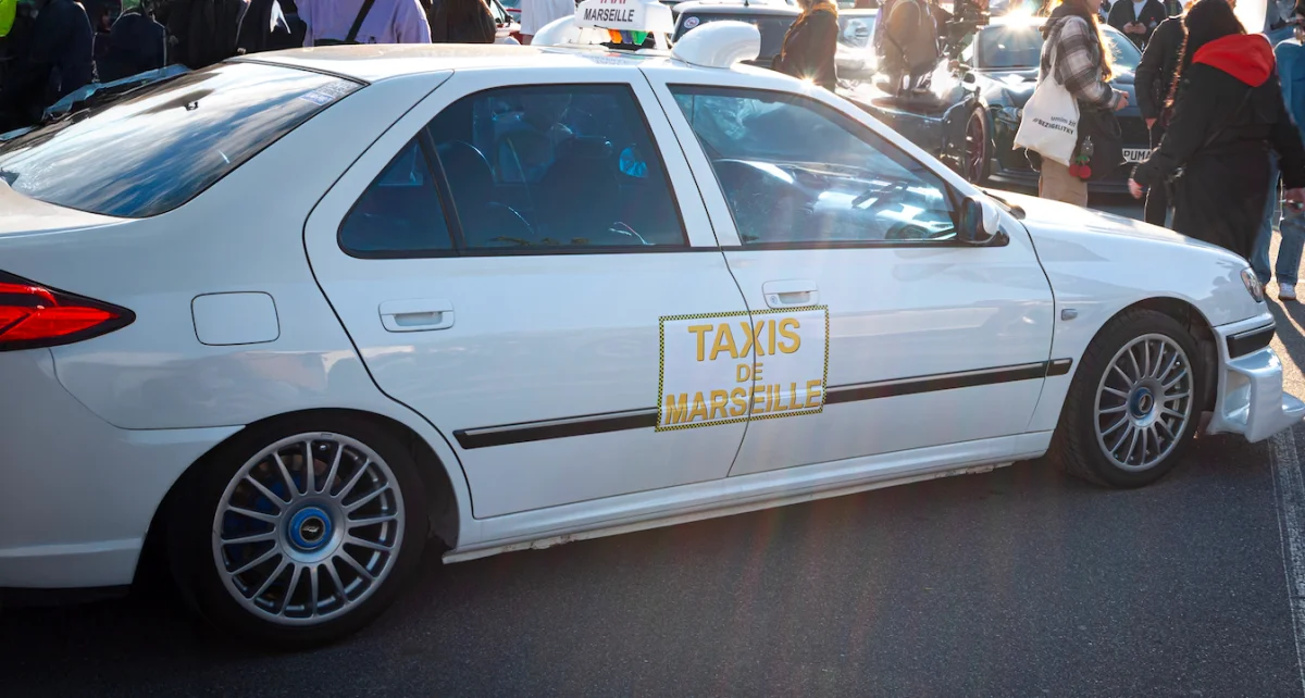 Il défile dans la parade des pilotes des 24H du Mans à bord de la Peugeot du film Taxi