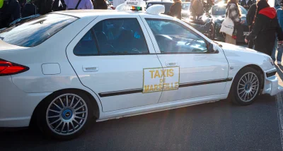 Il défile dans la parade des pilotes des 24H du Mans à bord de la Peugeot du film Taxi