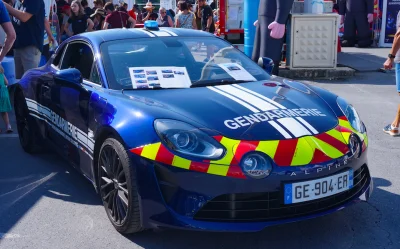 Seine-et-Marne : Le rassemblement caritatif Bleu-Blanc-Rouge réunit une centaine de véhicules de collection, gendarmes et pompiers
