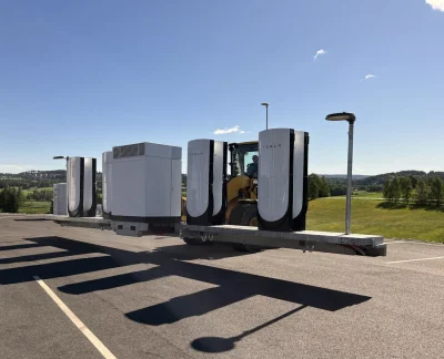 Tesla lance ses premiers Superchargeurs pliables en Europe : à quoi servent-ils vraiment ?
