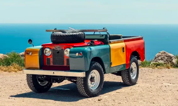Le créateur des Air Max 97 relève le pari de personnaliser un Land Rover de 1958