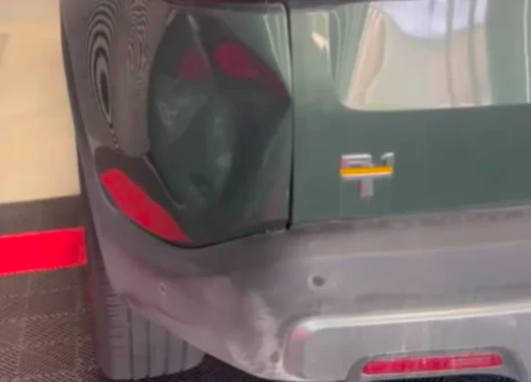 Il veut faire réparer un coup sur la carrosserie de sa Rivian R1T, il reçoit une facture de 36.000 euros
