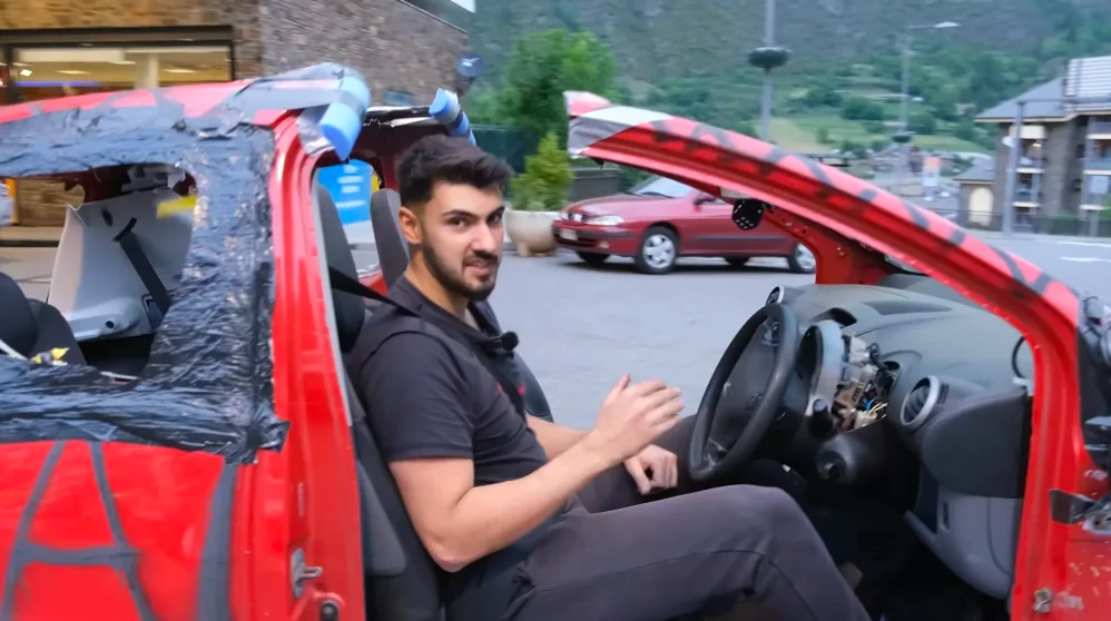 Il démonte sa Peugeot 107 pièce par pièce pour voir combien il en faudra pour que la police l'arrête