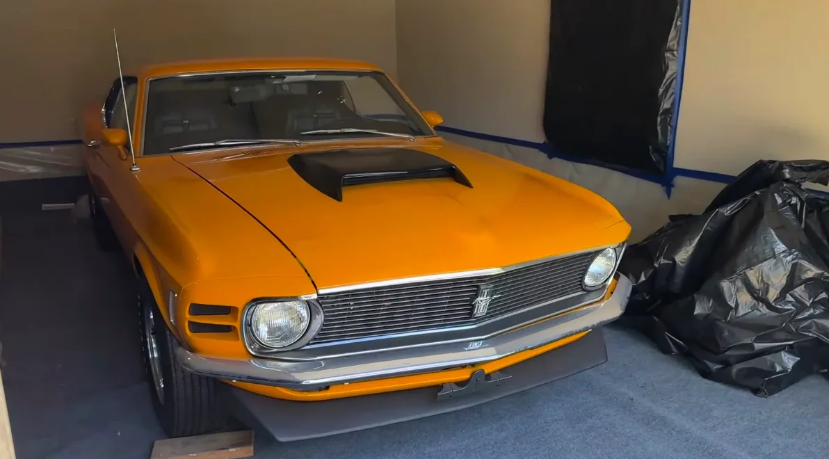 Indiana : Cette Mustang Boss 429 de 1970 véritable capsule temporelle avec ses pneus d'origine dormait dans le noir dans un garage