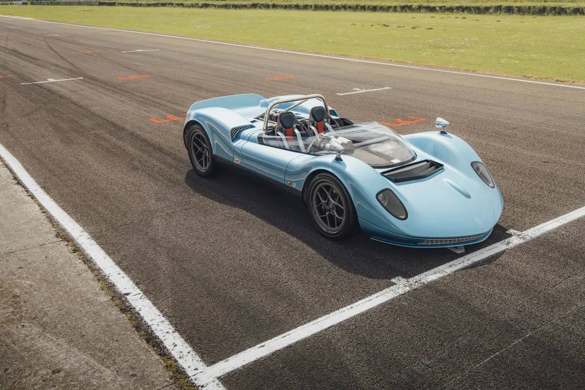 Ce roadster équipé d'un V8 de 710 ch pèse moins lourd qu'une Mazda MX-5 et ne dispose d'aucune aide à la conduite
