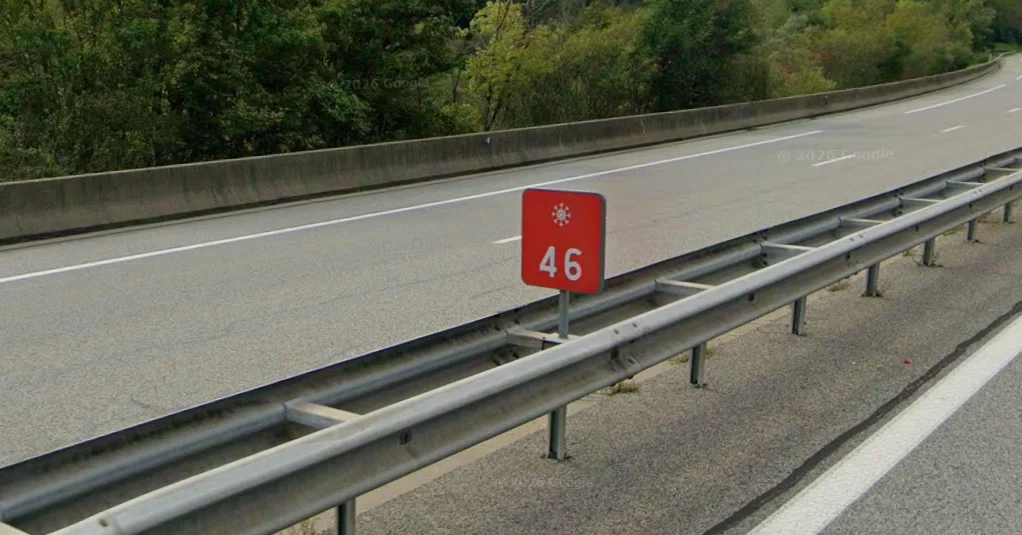Que signifie ces panneaux rouges sur le bord des autoroutes ?