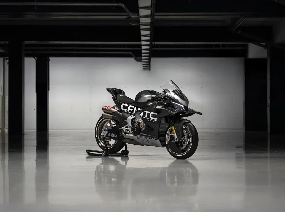 Avec une vitesse de pointe enregistrée à 315 km/h, cette moto est le modèle chinois le plus rapide du marché