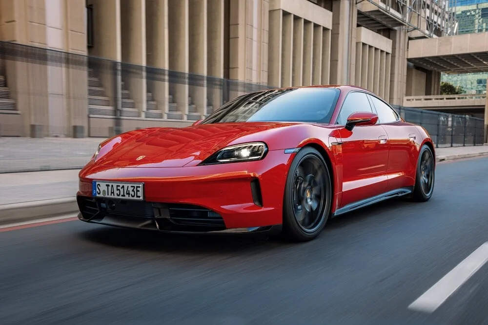 Porsche se relancer, la Porsche Taycan s'offre un compte-tours fictif et une boîte de vitesses simulée