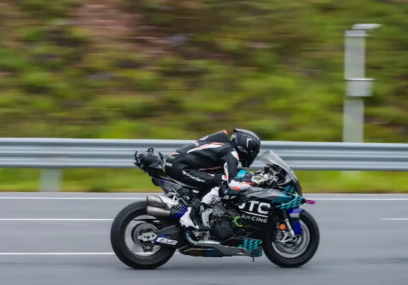 Cette moto chinoise est la première à franchir la barre des 300 km/h